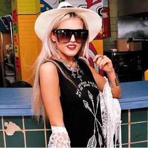 $9Celebrity oversized retro sunglasses w/UV40O.